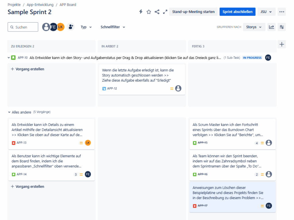 Screenshot der Jira-Oberfläche mit der Überschrift Sample Sprint 2, Profilbildern von zugeordneten Mitgliedern, oben rechts gibt es mehrere Buttons mit Funktionen, wie Favorisieren, dem Start eines Meetings oder dem Abschließen des Sprints. Darunter drei Spalten "Zu Erledigen", "In Arbeit" und "Fertig" 
Darunter ein ausklappbarer Bereich zur Darstellung der Aktualisierung des Story- & Aufgabenstatus per Drag&Drop. 
Darunter eine Funktion zum Erstellen eines Vorgangs, einem Vorgang, auf dem steht "Wenn die letzte Aufgabe erledigt ist, kann die Story automatisch geschlossen werden >> Ziehe diese Aufgabe ebenfalls auf "Erledigt""
Darunter ein weiterer ausklappbarer Bereich namens "Alles andere" mit beispielhaften Vorgängen, die Möglichkeiten für verschiedene Rollen zum Beispiel Sprint erläutern.