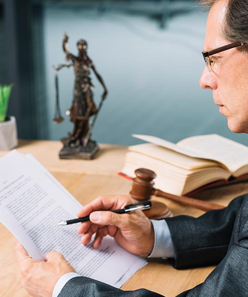 Geschäftsmann mit digitalen Icons – Symbol für Online-Serviceportale