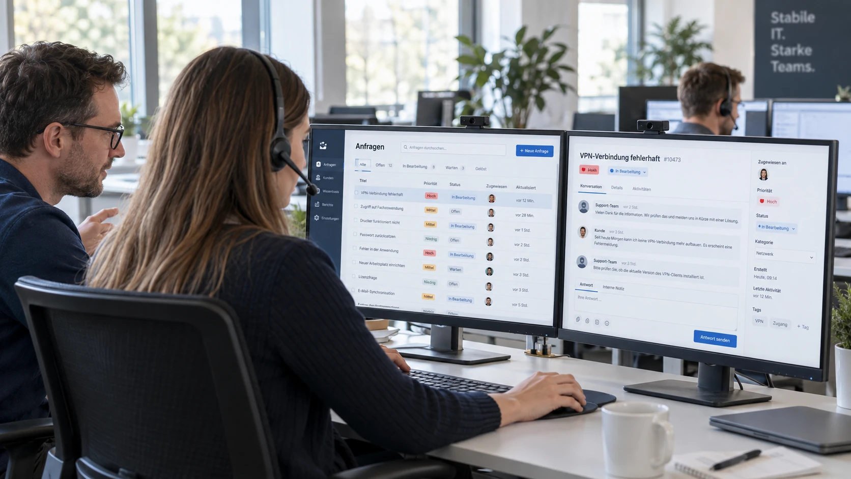Serviceteam am Arbeitsplatz mit geöffnetem Ticketsystem und laufender Anfragenbearbeitung