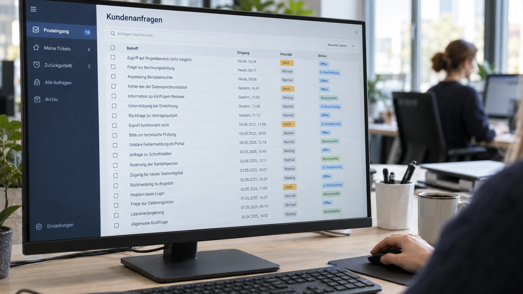 Bildschirm mit einer langen Liste eingegangener Kundenanfragen in einem Ticketsystem